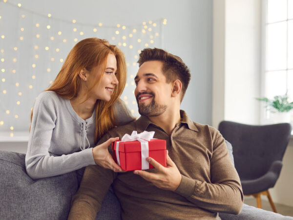 Le pouvoir des symboles dans les relations amoureuses : comment un objet personnalisé peut renforcer le lien de couple